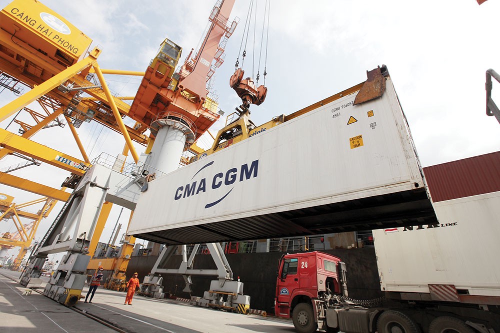 Giá cước container biến động: Tàu ngoại thu lợi, tàu nội hụt hơi
