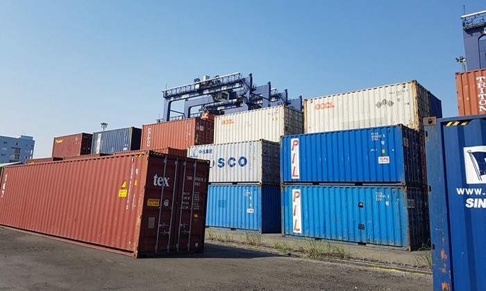 Cảng biển “còng lưng” trả phí cho container phế liệu vô chủ