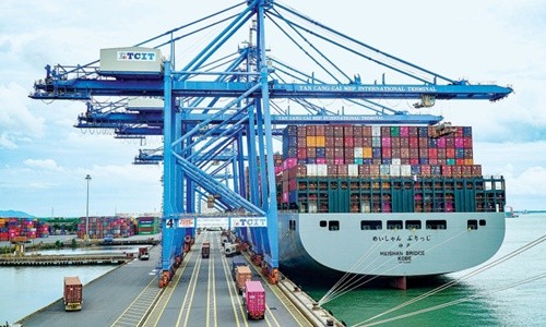 Cước vận tải container tiếp tục tăng phi mã
