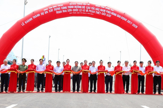 Thủ tướng Chính phủ: Phát triển hạ tầng GTVT mở ra không gian phát triển mới, đặc biệt là giảm chi phí logistics