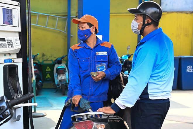 Ai chịu thiệt khi giá xăng tăng sốc?