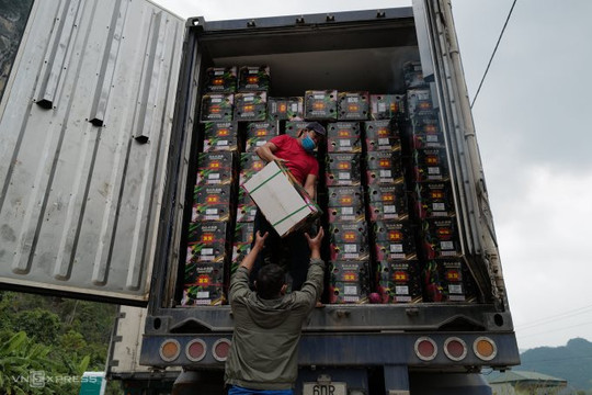 Nông sản ùn ứ tại cửa khẩu biên giới và 