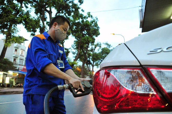 Giá xăng tiếp tục tăng vào ngày mai?