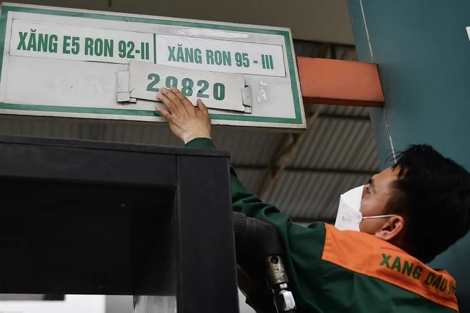 Giá xăng ngày mai có thể giảm bao nhiêu?
